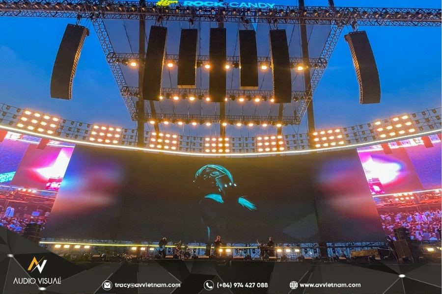 What is a Line Array Speaker? Performance & Event Applications