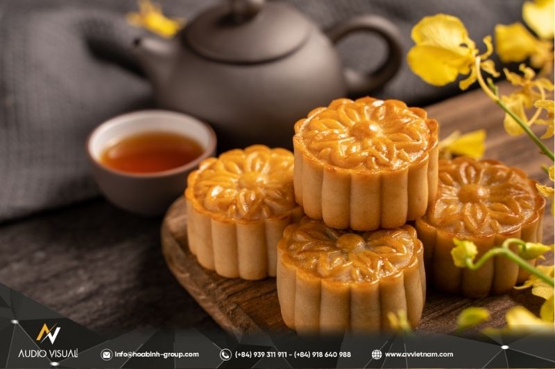 Eating mooncakes